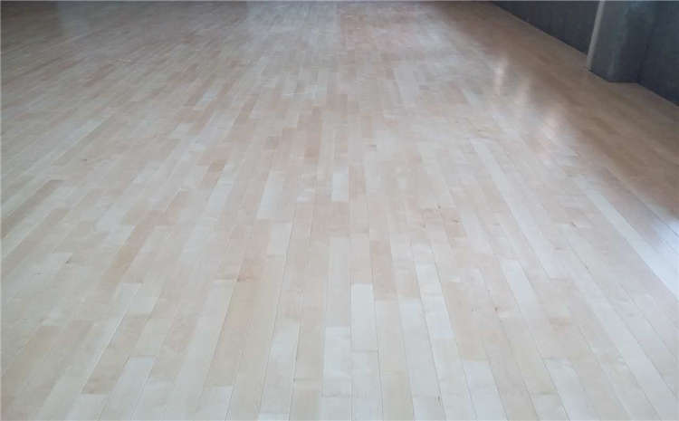 體育館木地板一般多少錢(qián)？橡膠木