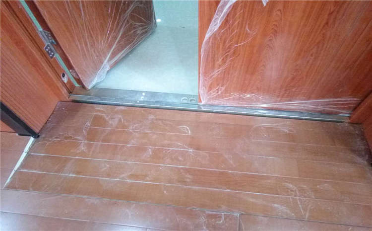 松木羽毛球館木地板怎么翻新？