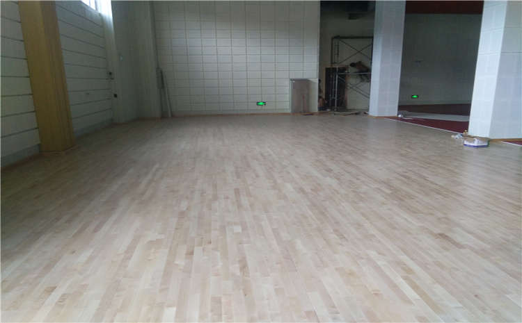 體育館木地板單層龍骨與雙層龍骨存在哪些區別？