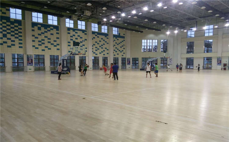 ?？跅鳂迥倔w育木地板施工方案