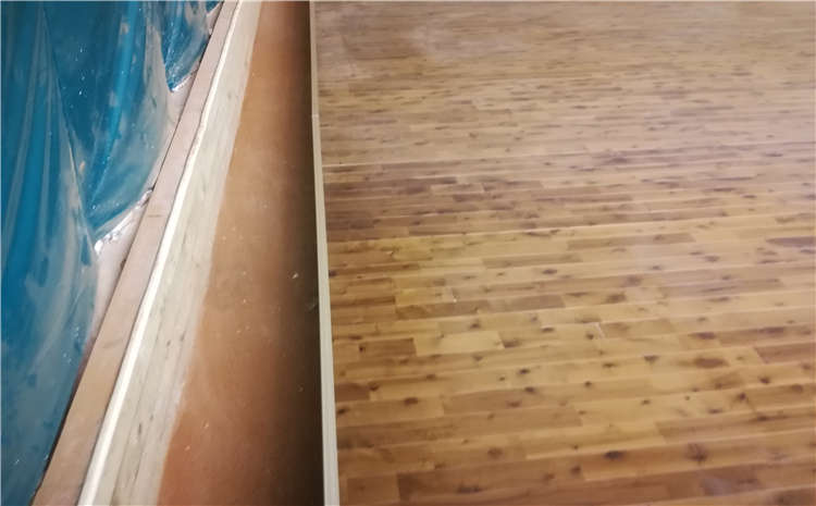 20厚風雨操場地板多少錢一平米？