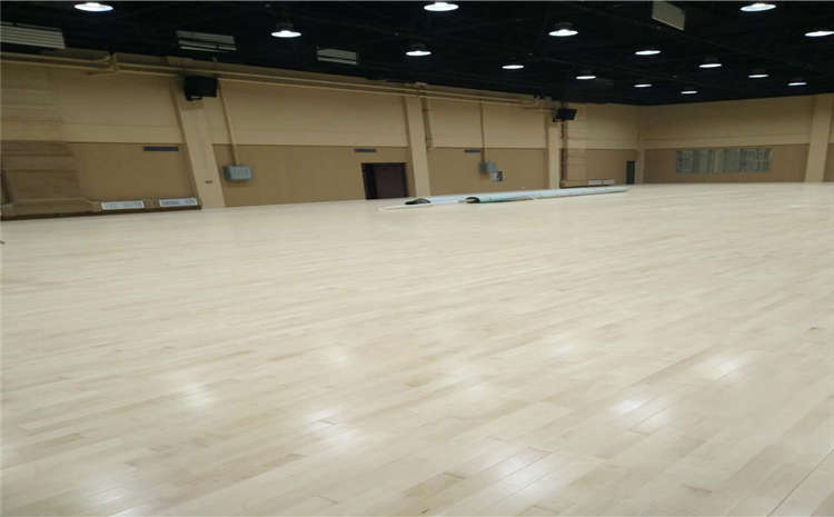 學校排球館木地板價格是多錢？